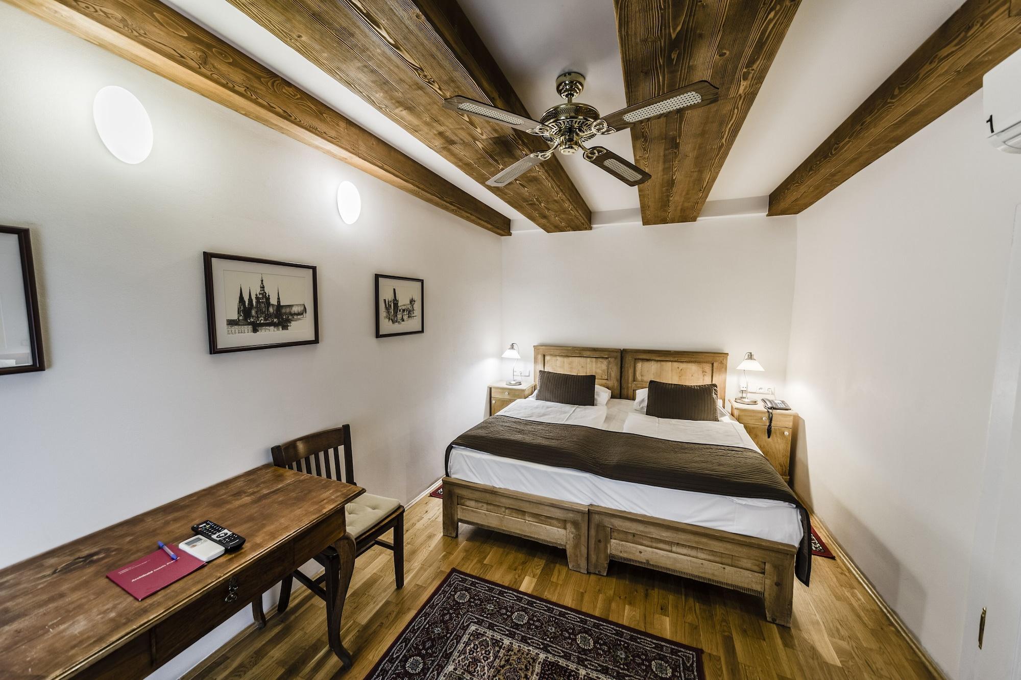 Hotel Archibald At The Charles Bridge Praga