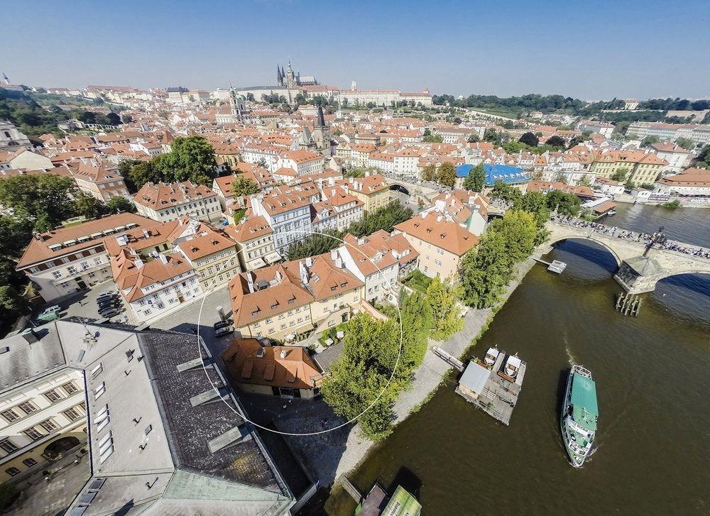Archibald At The Charles Bridge 4* Praga